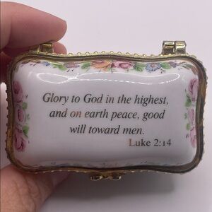 Porcelain Trinket box with‎ lid.
